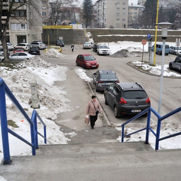 led i snijeg sa stepenista i ispetrd objekata mozete otopiti detrdzentom za sudje i toplom vodom