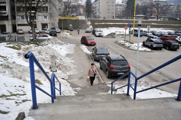 led i snijeg sa stepenista i ispetrd objekata mozete otopiti detrdzentom za sudje i toplom vodom