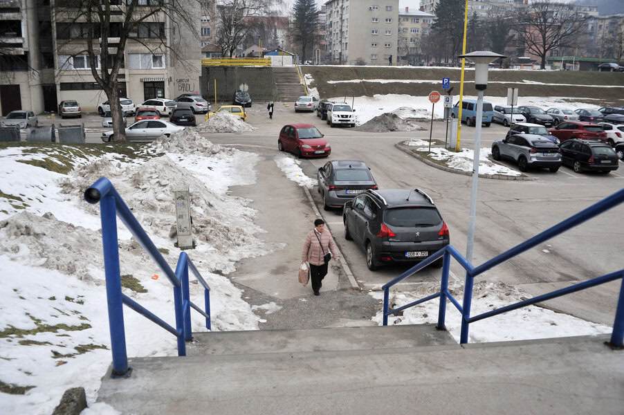 led i snijeg sa stepenista i ispetrd objekata mozete otopiti detrdzentom za sudje i toplom vodom