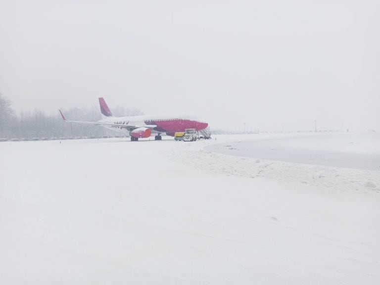 obilne snijezne padavine stvorile su probleme u odvijanju saobracaja na tuzlanskom aerdromu