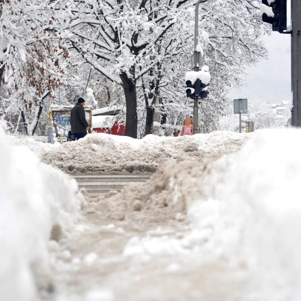 obilne snijezne padavine stvorile velike probleme u tuzli najteze pjesacima koji hodaju po neoscisceni trotoraima i vozacima , opasnost po prolaznike predstavljaju i grane koje se pod teretom snijega lome da sa drveca