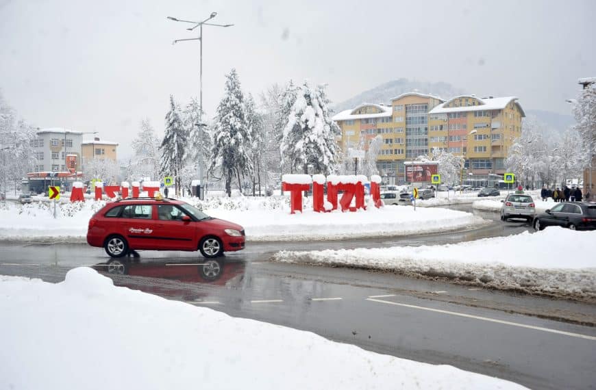 iz sluzbe civilne zastite tuzla upozorili su gradjane na moguce naglo topljenje velikih kolicina snijega koje bi moglo prouzrokovati porast vodostaja rijeka i izazvati poplave