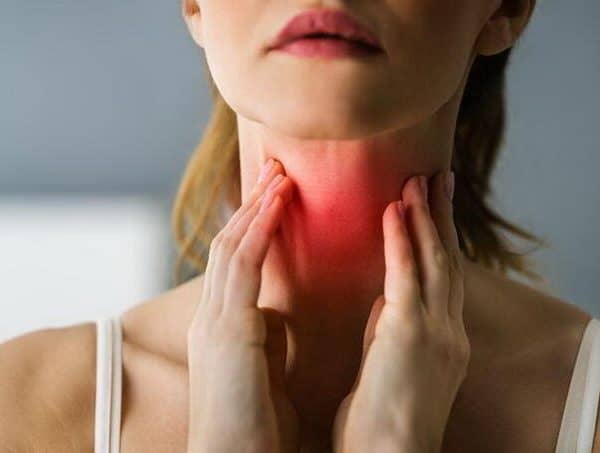 rastvor tople slane vode je poznati starinski lijek za ublazavanje boli u grlu i zaustavljanje kaslja tekucina se ne pije nego se njom samo ispira grlo