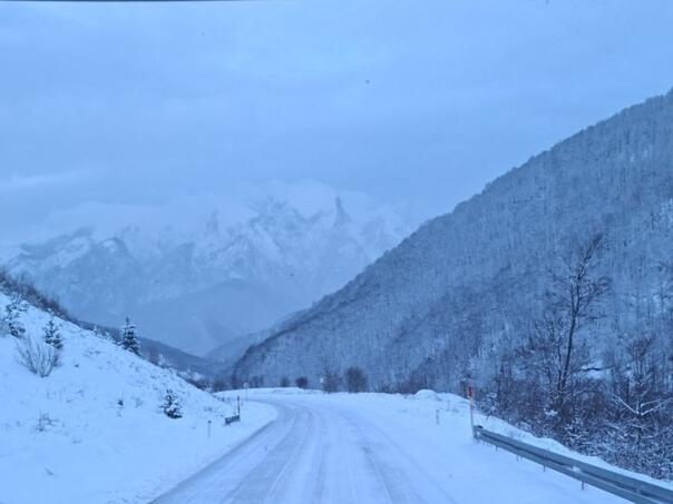 jutros su na vecini puteva u bih zabiljezeni provblemi zbog snijega i vjetra iz bihamjka upozoroavaju vozace na opreznu voznju i postovanje saobracajnih propisa