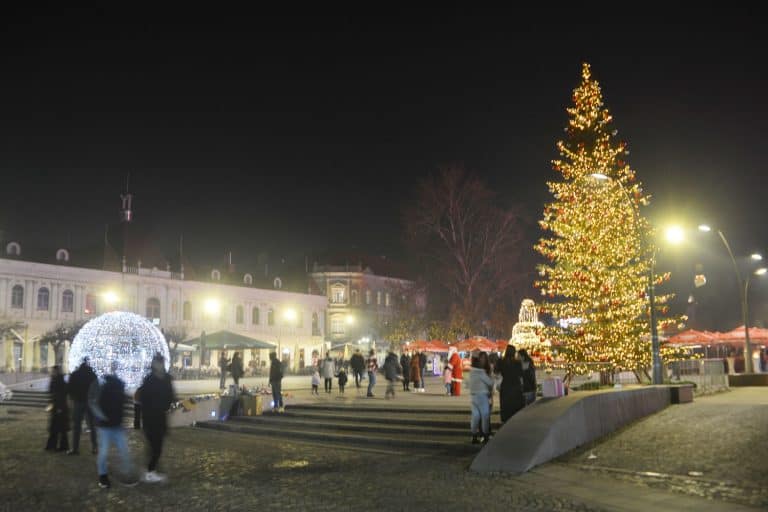 za razliku od proteklih godina u tuzli na trgu slovbode sinoc nije bilo organizovanog dovecak nove godine to je doluka gradasjke uprave i gv radi tragedije koja je pocetkom novembra pogodila dom penzionera