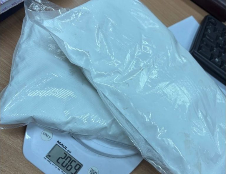 policijski sluzbenici mupa tk prilikom pretresa u gradaccu pronasli 2 kg spida uhapsene dvije osobe