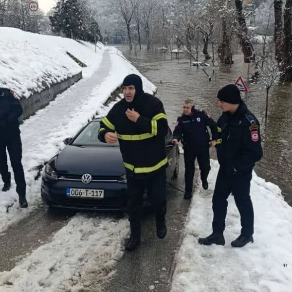 vatrogasac rade usao u golfa kojeg je potppila rijeka drina upalio ga i izbvukao na obalu