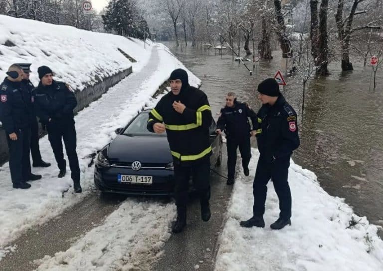 vatrogasac rade usao u golfa kojeg je potppila rijeka drina upalio ga i izbvukao na obalu