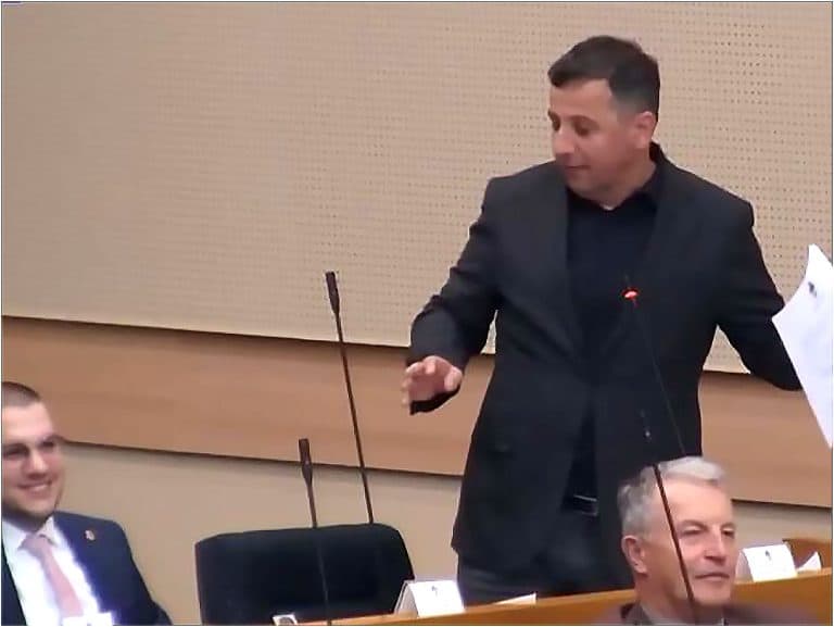 (Nebojša Vukanović na sjenici NSRS - Screenshot)