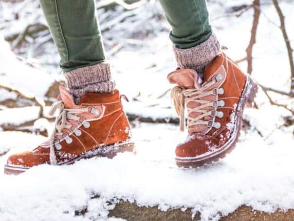 da bi zastitili cipele i cizme od vode potreban vam je pcelinji vosak ili obicna bijela svijeca