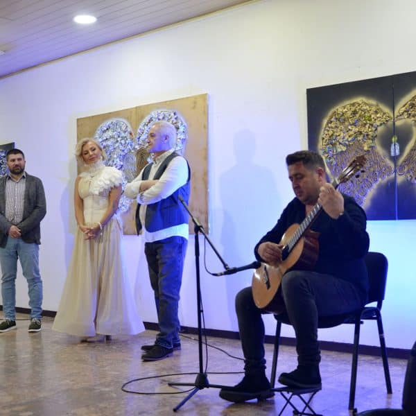 sinoc je u bkc tuzla otvorena izlozba krila andjela autorice selme hadzic