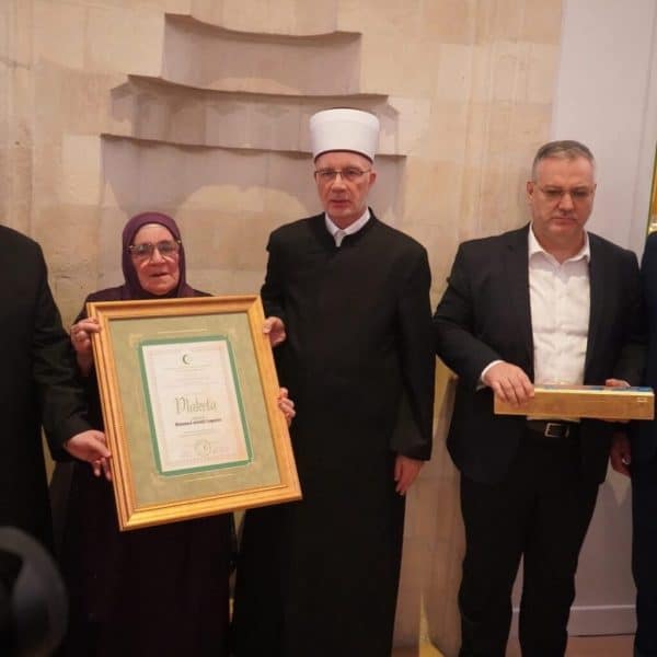 Dnevnik: Za života otkaz – posthumno plaketa!