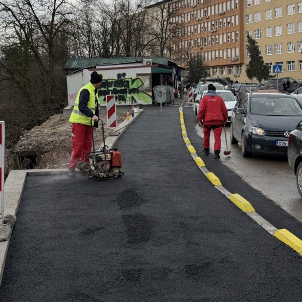 Kod UKC Tuzla postavljene ograde i uređeni trotoari