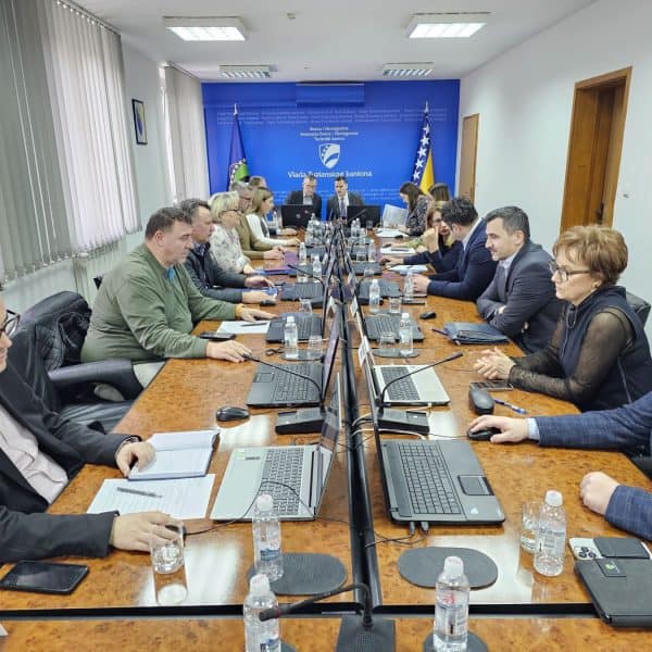 Vlada TK stvorila pravni osnov za nagrađivanje državnih službenika i namještenika