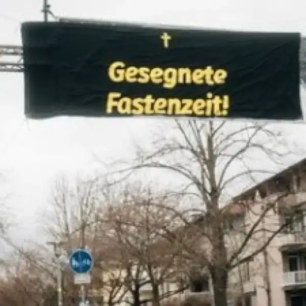 Novi sramotan napad: Ekstremisti presjekli kablove i prekrili natpis „Sretan Ramazan“