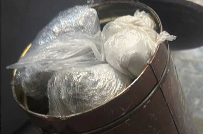 policijski sluzbenici su u akciji koju su provelči na podrucju tuzle prilikom pretresa kod muskarca rodjenog u kladnju pronasli drogu oruzje i elksplozivna sredstva