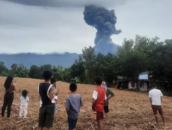 Eruptirao vulkan Kanlaon na Filipinima, oblak dima visok dva kilometra