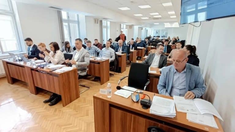 gv tuzla je na danasnjoj sjednici jednoglasno usvojilo novu odluku o komunalnim taksanma