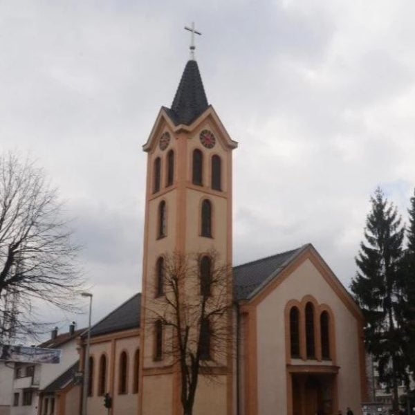 Na katoličkoj crkvi u Tesliću ispisan grafit “Ubij Hrvata”, odmah reagovao gradonačelnik