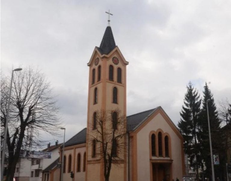 na katolickoj crkvi u zeslicu ispisana uvredljiva poruka ubij hrvata