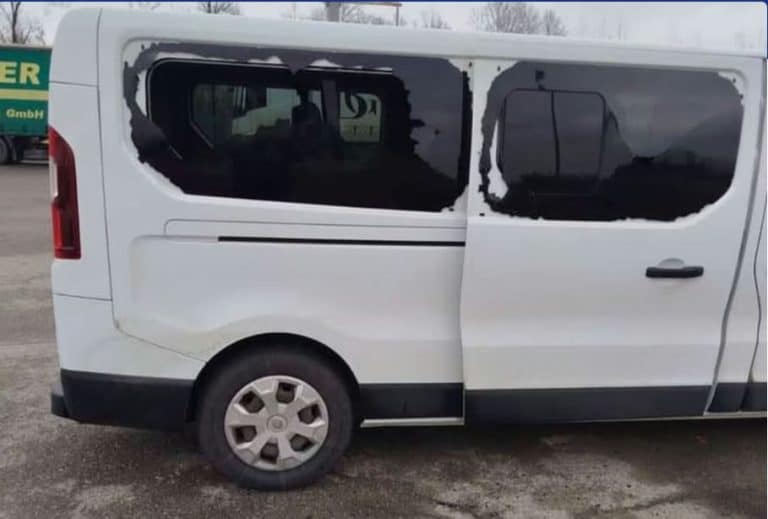 kombi koji jeostecen a u kome su se nalazili vaterpolisti borca koji su napadnuto od strane navijaca c zvezde na gp raca kod bijeljine policija je uhapsila jednog od napadaca dok se za ostalim ztraga