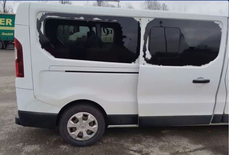 kombi koji jeostecen a u kome su se nalazili vaterpolisti borca koji su napadnuto od strane navijaca c zvezde na gp raca kod bijeljine policija je uhapsila jednog od napadaca dok se za ostalim ztraga