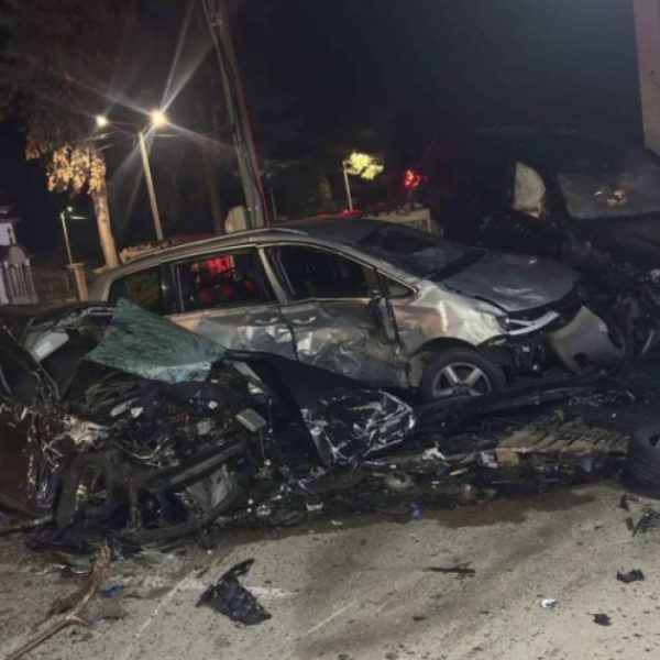 Bježeći od policije smrskao parkirana vozila, poslovni objekat