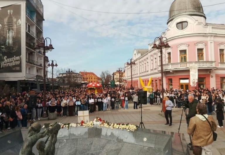 u brclko m odrzano mirno okupljanje povodom odavanja pocasti sugradjaninu erdoanu morankicu tragicno stradalom u tramvajkjskoj nesreci u sarajevu