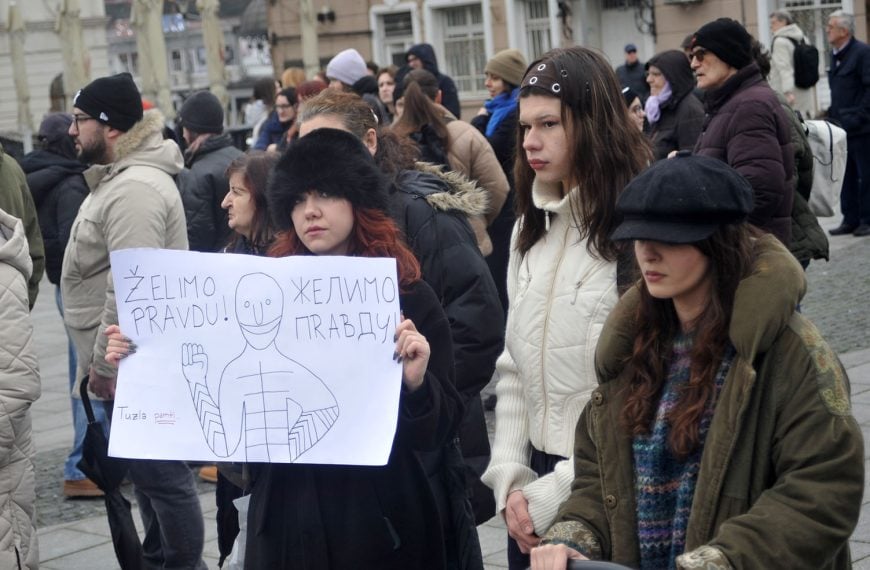 Građani Tuzle odali počast Erdoanu Morankiću i pružili podršku mladima Sarajeva (Foto)