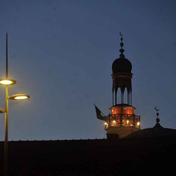 U Tuzli nastupio mjesec ramazan, grad ispunili ezani i svjetla kandilja (Foto)