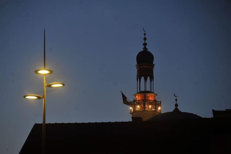 pucnjem topa s kicelja i ezanima sa gradskih dzamija oznacen pocetak mjeseca ramazana u tuzli