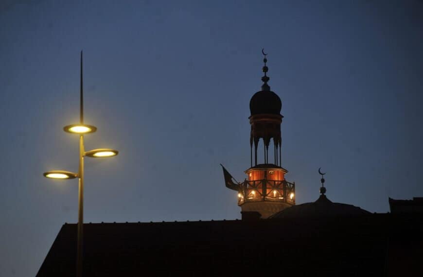 U Tuzli nastupio mjesec ramazan, grad ispunili ezani i svjetla kandilja (Foto)