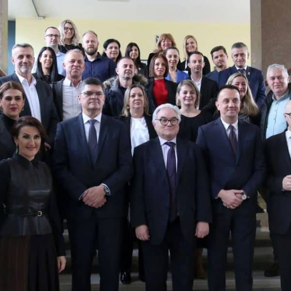 u tk uz pomoc njemacke koja je obezbjedila glavni dio finansija pocinje energijska obnova pet skola