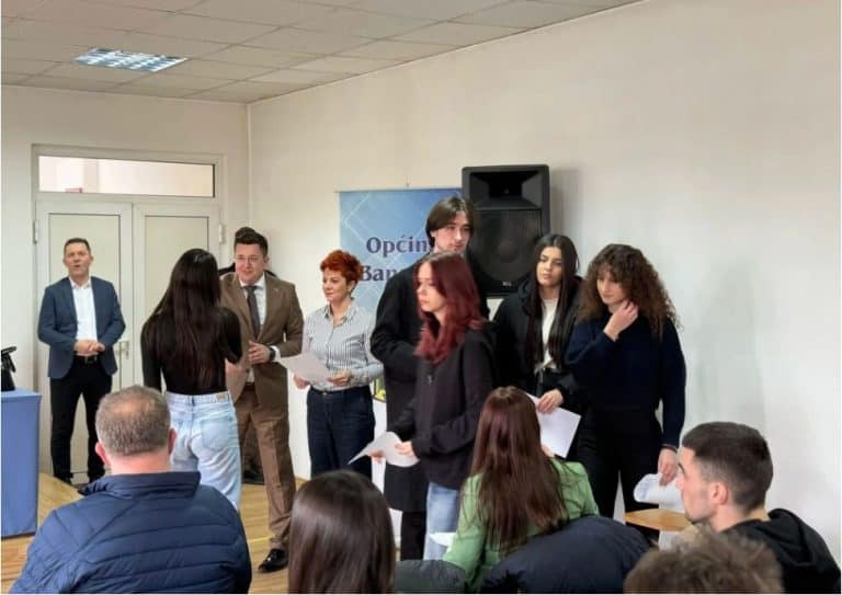 opcina banovici izdvojila i dodijelila sredtva u vidu stipendija za ucenike i studente