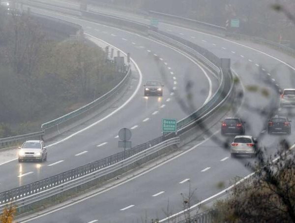 Oprezno vozite, magla i odron otežavaju saobraćaj