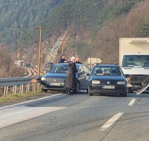 zbog saobracajne nesrece u kojoj su ucestvoovala tri automobila na magistralnom putu m 17 otezan saobracaj kod zepca