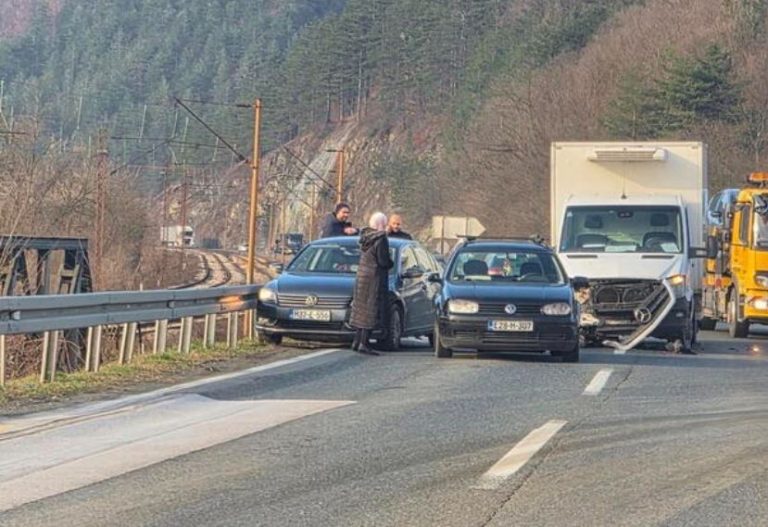 zbog saobracajne nesrece u kojoj su ucestvoovala tri automobila na magistralnom putu m 17 otezan saobracaj kod zepca