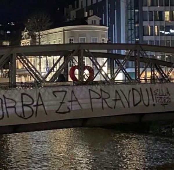 gradjani na most u sarajevu okacili transparent podrske djevojci povrijedjenoj u teskoj tranmvajskoj nesreci u sarajevu