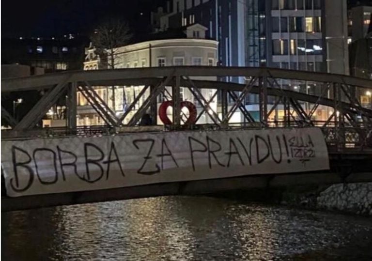 gradjani na most u sarajevu okacili transparent podrske djevojci povrijedjenoj u teskoj tranmvajskoj nesreci u sarajevu