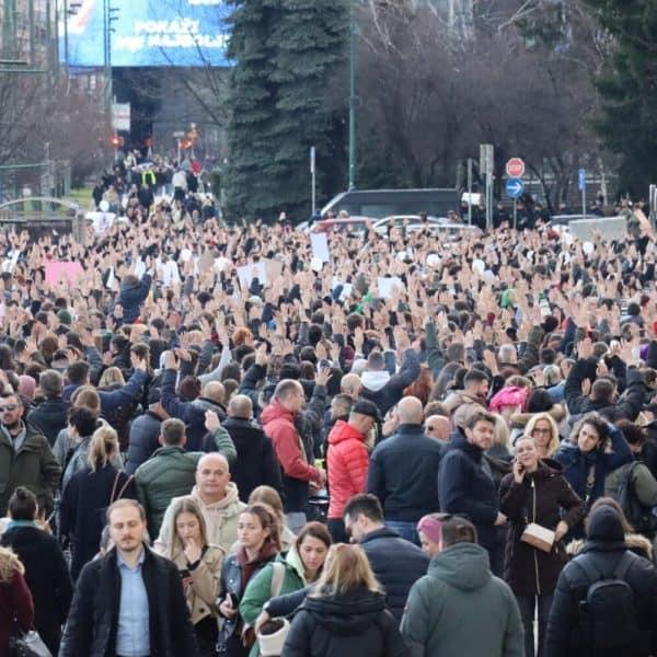 veliki protest u sarajevu nakon tragicne saobracajne tranvajske nesrece okupilo ser mnogo gradjana blokirana saobracajnica