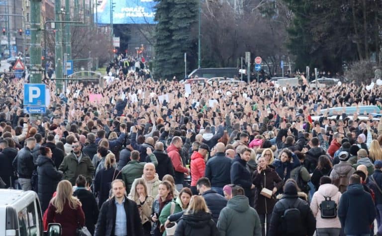veliki protest u sarajevu nakon tragicne saobracajne tranvajske nesrece okupilo ser mnogo gradjana blokirana saobracajnica