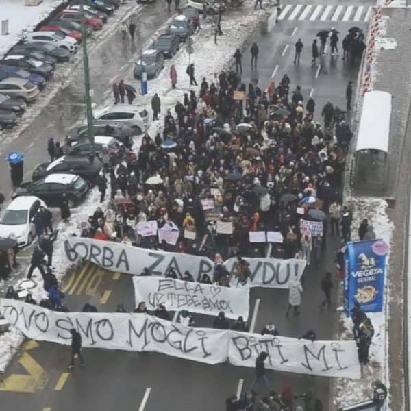 znatno manji broj uglavnom mladih okupio se peti dan zaredom na protestima u sarajevu nakon tragicne tramvajske nesrece