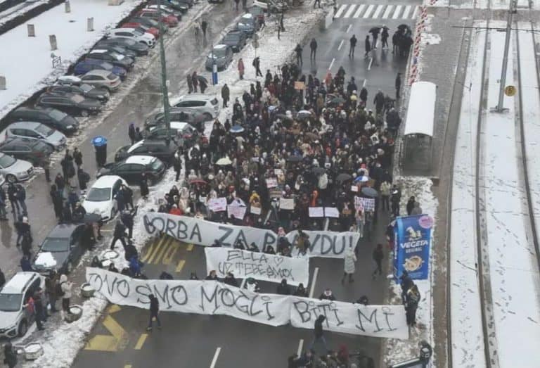 znatno manji broj uglavnom mladih okupio se peti dan zaredom na protestima u sarajevu nakon tragicne tramvajske nesrece