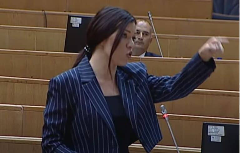 na glasackom mjestu u srednjoskolskom centrzu u doboju zabiljezen je prvi incident na ponovljenim prijevremenim izborima za predsjednika rs a izazvala ga je sanja vulic snsd