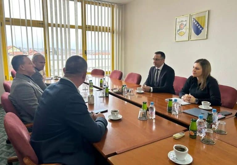 ministar privrede tk edin durakovic posjetio je jucer opcinu celic i sstao se sa nacelnikom admirom hrustanovicem