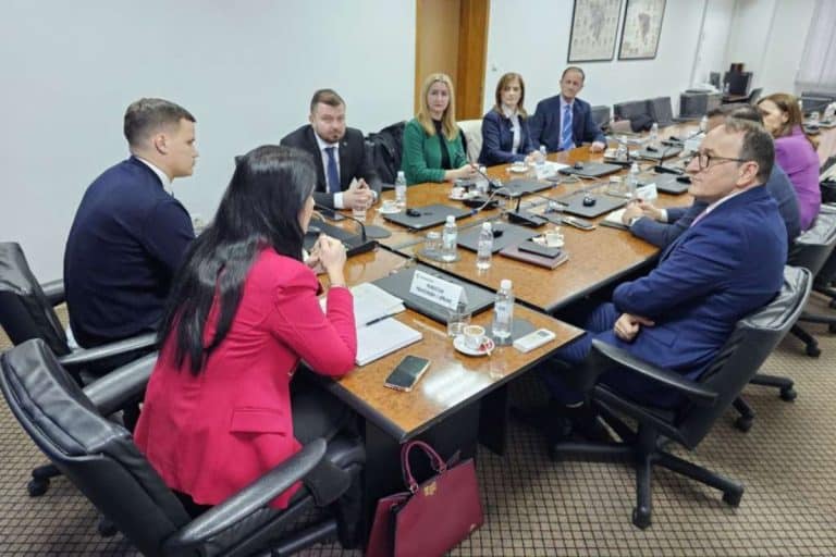 premijer tk irfan halilagic i ministrica pravosudja i uprave natasa marosevic danas su odrzali sastanak sa predstavnicima pravosudnih institucija u tk