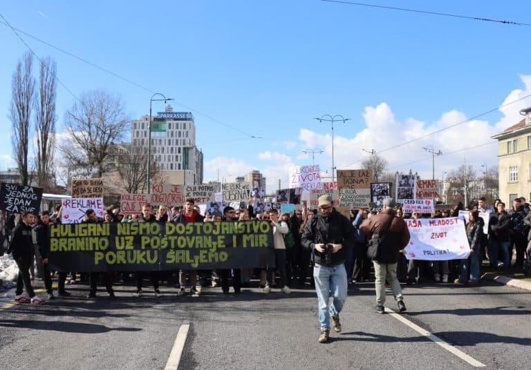 danas su sestiu dan za redom odrzani mirni protesti u sarajevu koji su potaknuti tragicnom tramvajskom nesrecom na protestu su se okupili uglavnom mladi