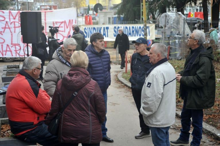 mali broj gradjana uglavnom okupljenih oko sindikata solidarnosti tk okupio se danas ispred zgrade sodaso kako bi obiljezili godisnjicu velikih tuzlanskih demonstracija odrzANIH 20014 godine