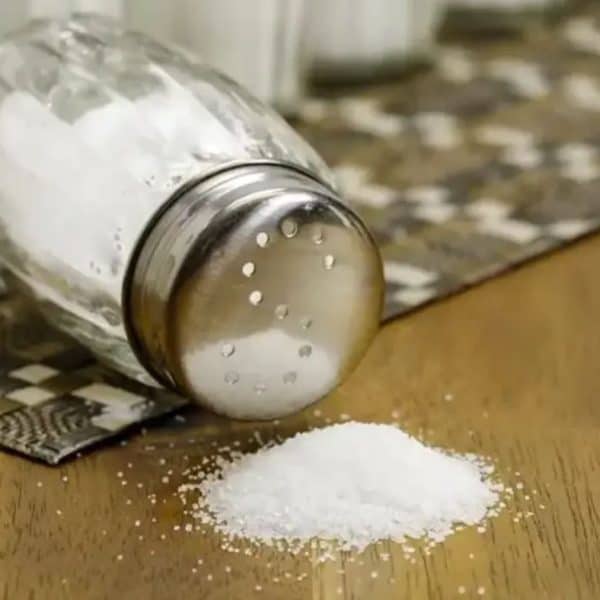 kada se so stvrdne dodate zrna rize i rijesite problem