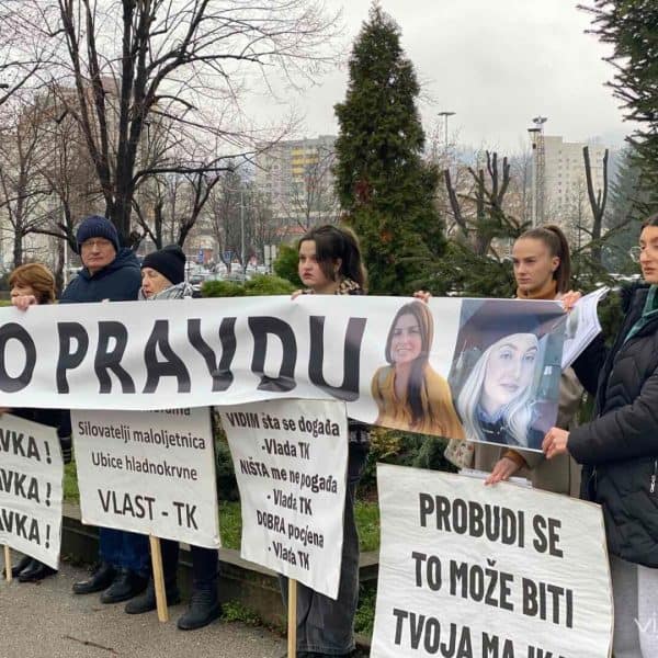 Na protestima u Tuzli, dvadesetak građana